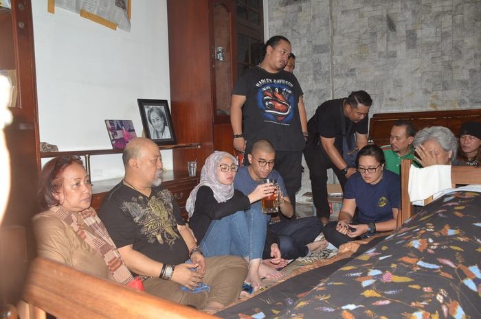 Indro Warkop terpaku melihat jenazah istri tercinta, Nita Octobijanthy, yang sepanjang malam ini disemayamkan di rumah duka di kawasan Rawamangun, Jakarta Timur, Rabu (10/10/2018).