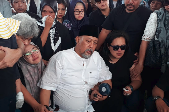  Indro Warkop ditemani anak-anaknya mengantar  Nita Octobijanthy ke tempat peristirahatan terkahir d