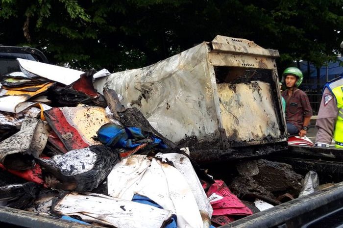 Sisa-sisa pengrusakan di Polsek Ciracas