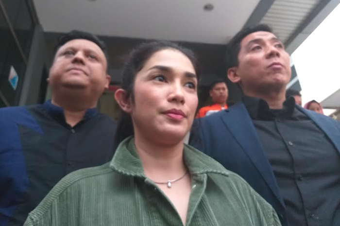  Ussy Sulistiawaty saat ditemui Grid.ID di kawasan Polda Metro Jaya, Jakarta Selatan, Selasa (11/12/