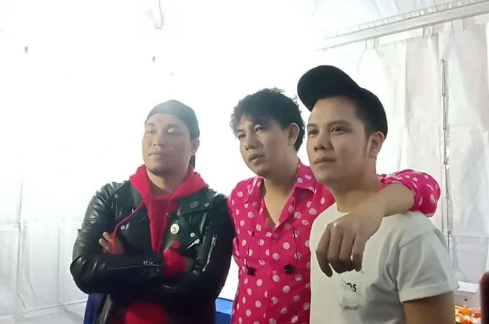 Vokalis band gabungan yang mengisi acara Gempita 2019 membawakan lagu Seventeen. 