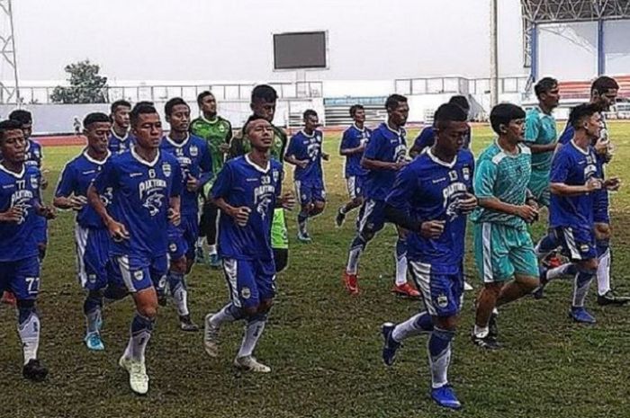 Sejumlah pemain Persib Bandung berlatih di Stadion Sport Jabar Arcamanik, Kota Bandung, Senin (14/1/