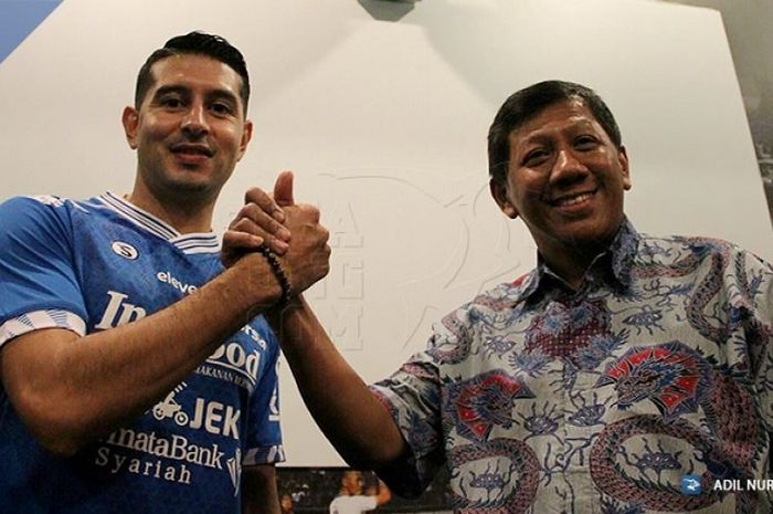 Esteban Vizcarra berpose dengan Komisaris PT Persib Bandung Bermartabat KUswara S Taryono di Graha P