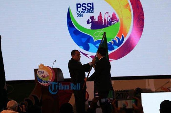 Mundur dari kursi Ketua Umum PSSI, Edy Rahmayadi serahkan panji PSSI kepada Joko Driyono, Minggu (20