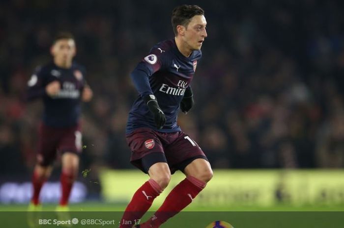 Gelandang Arsenal, Mesut Oezil, tetap menjadi bagian strategi pelatih Unai Emery.