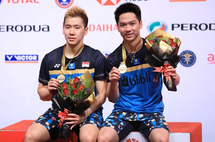 Pasangan ganda putra Indonesia, Marcus Fernaldi Gideon/Kevin Sanjaya Sukamuljo, berpose dengan medal