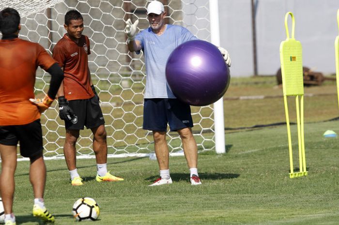 Andy Petterson (kanan) memberikan instruksi kepada duo penjaga gawang Aji Bayu Putra (tengah) dan Sendri Johansah dalam sesi latihan timnya di Stadion Sultan Agung, Kabupaten Bantul pada Kamis (19/4/2018).