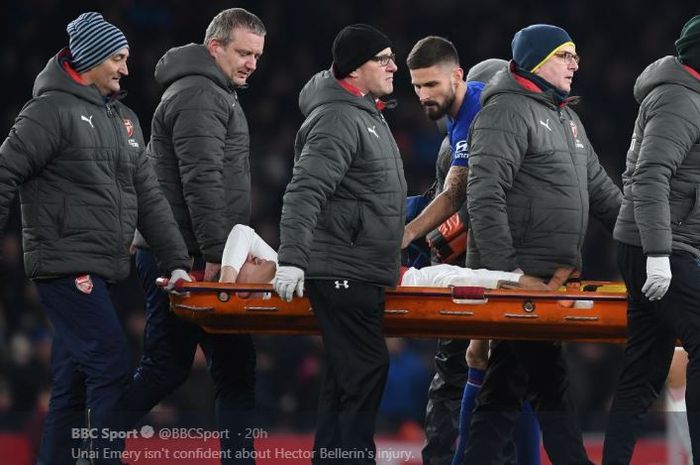 Bek kanan Arsenal, Hector Bellerin, ditandu karena cedera dalam laga pekan ke-23 Liga Inggris melawan Chelsea, Sabtu (19/1/2019) di Stadion Emirates, London.