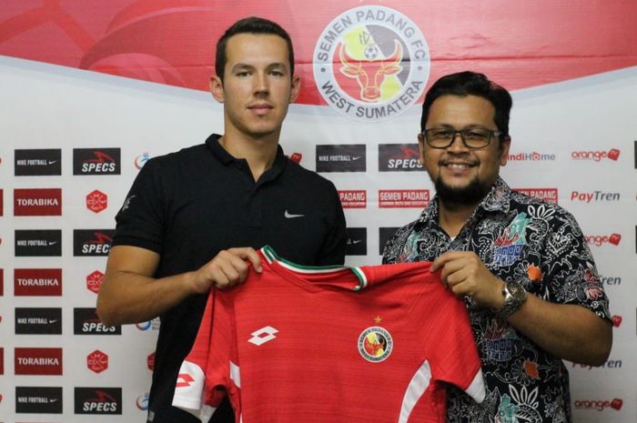 Manager Semen Padang dengan Nildo Victor Juffo saat memperlihatkan jersey Semen Padang, Jumat (18/1/