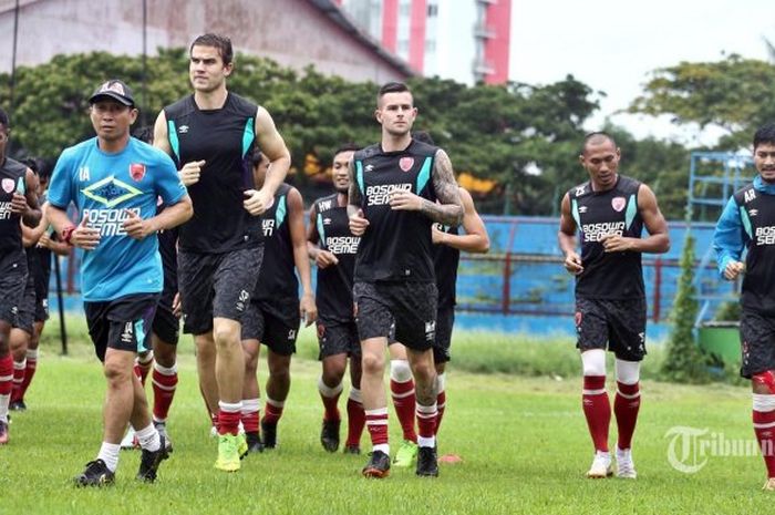 Para pemain PSM Makassar saat menjalani latihan.