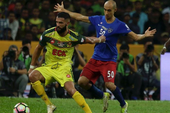 Gelandang, Liridon Krasniqi (kiri) dikawal pemain JDT, Ignacio Insa padaPiala Malaysia 2017 di Stadi