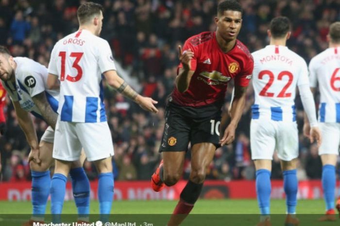 Pemain Manchester United, Marcus Rashford, saat mencetak gol ke gawang Brighton pada laga pekan ke-23 Liga Inggris 2018-2019, Sabtu (19/1/2019).