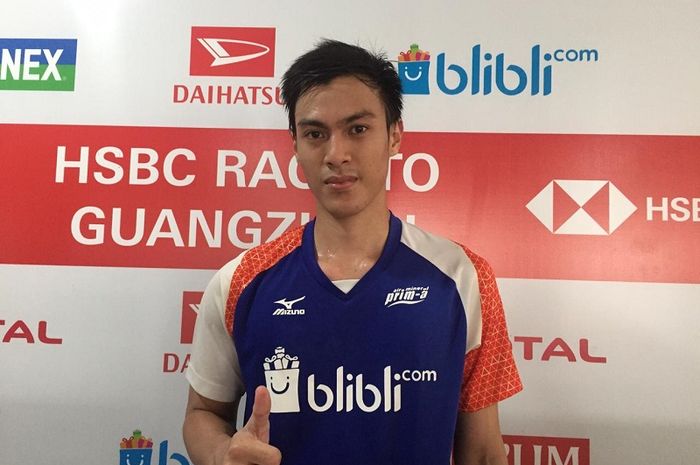 Pemain tunggal putra Indonesia, Shesar Hiren Rhustavito, berpose usai pertandingan babak kualifikasi Indonesia Masters 2019 di Istora Senayan, Jakarta, Selasa (22/1/2019).