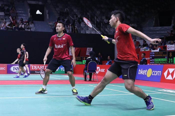 Pasangan ganda putra Indonesia,Akbar Bintang Cahyono/Moha Reza Pahlevi Isfahani, mengembalikan kok ke arah Inkarat Apisuk/Tanupat Viriyangkura (Thailand) pada babak kualifikasi Indonesia Masters 2019, Selasa (22/1/2019).