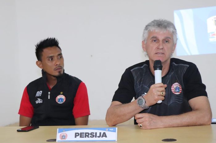 Pemain dan pelatih Persija Jakarta, Maman Abdurrahman dalam jumpa pers di ruang media Stadion Patrio