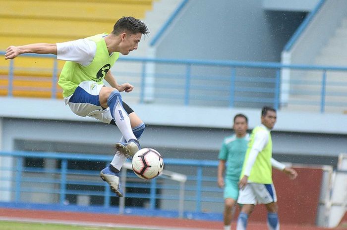 Aksi Kim Kurniawan dalam latihan Persib pada pra-musim 2019.