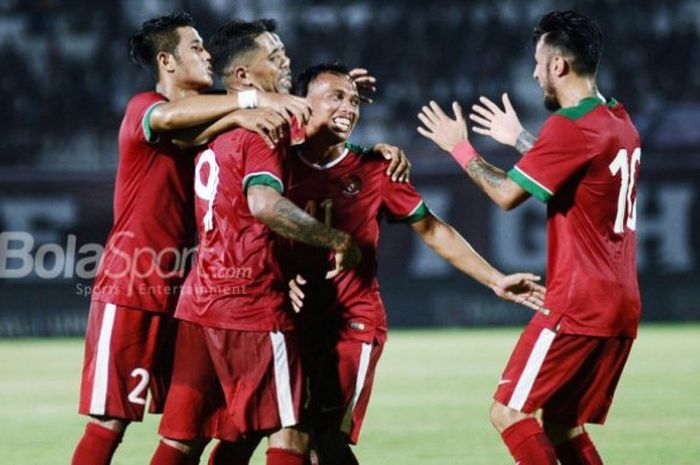 Para pemain timnas U-23 Indonesia merayakan gol ke gawang Bali United dalam laga uji coba melawan Ba