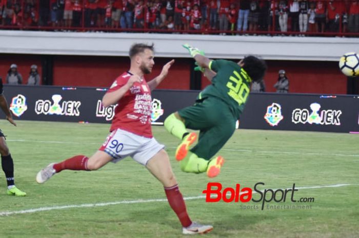 Kiper PSIS, Jandia Eka Putra yang 'terbang' saat mengantisipasi bola dari penyerang Bali United, Melvin Platje pada pekan ke-19 Liga 1 2018 di Stadion Kapten I Wayan Dipta, Gianyar, 4 Agustus 2018