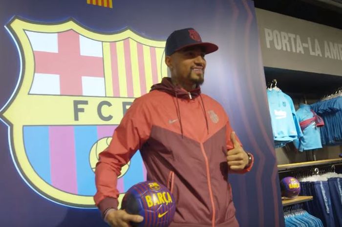 Didatangkan dari klub Liga Italia, Sassuolo, Barcelona memperkenalkan Kevin-Prince Boateng sebagai p