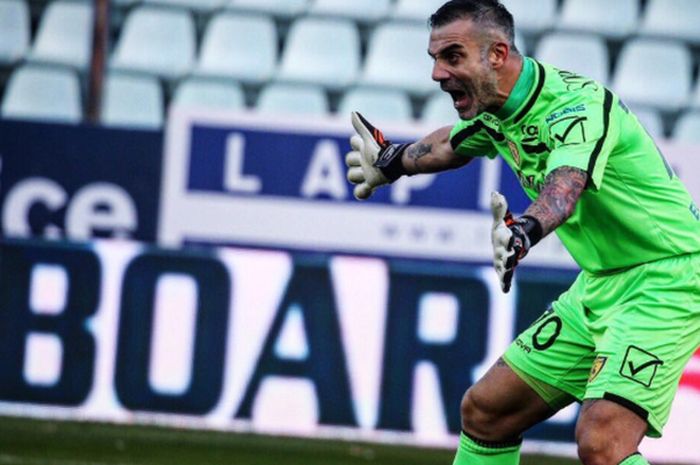 Kiper Chievo Verona, Stefano Sorrentino, saat tampil menghadapi Parma pada pertandingan pekan ke-15 Liga Italia 2018-2019 di Stadion Ennio Tardini, Minggu (9/12/2018).