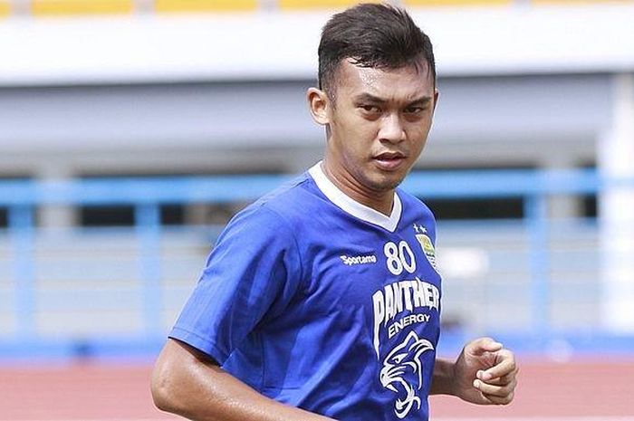 Pemain muda Persib Bandung, Abdul Aziz Lutfi, saat menjalani sesi latihan di Stadion Arcamanik pada Senin (14/1/2019).