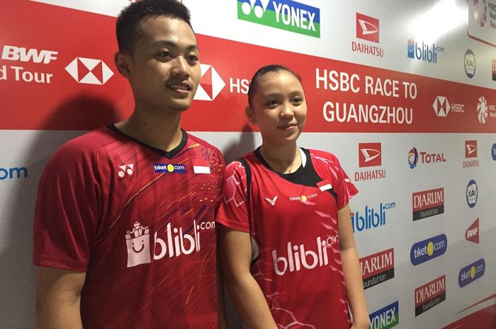 Pasangan ganda campuran Indonesia, Akbar Bintang Cahyono/Winny Oktavina Kandow, bertemu wartawan usai bertanding pada putaran pertama Indonesia Masters 2019 di Istora Senayan, Jakarta, Selasa (22/2/2019).