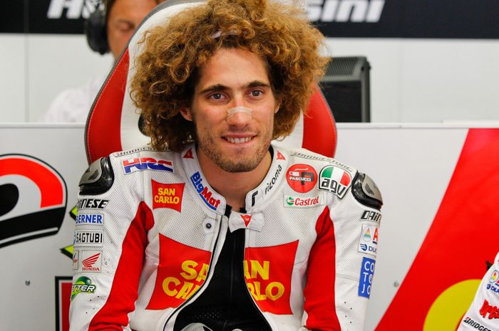 Marco Simoncelli meninggal dunia pada sebuah kecelakaan di seri balapan MotoGP Malaysia 2011 lalu.