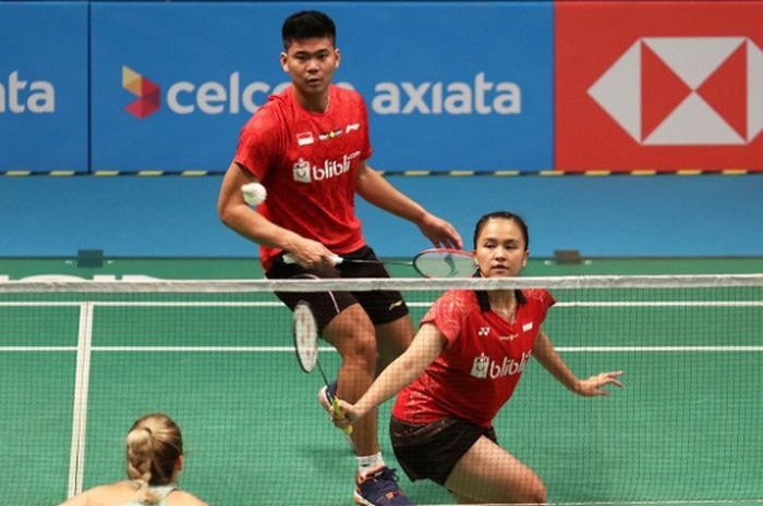 Pasangan ganda campuran Indonesia, Praveen Jordan/Melati Daeva Octavianti, mengembalikan kok ke arah