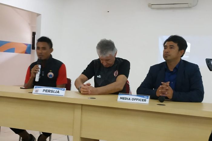 Pemain dan pelatih Persija Jakarta, Maman Abdurrahman serta Ivan Kolev dalam jumpa pers di ruang med