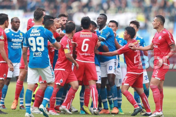 Para pemain Persib dan Persija berkumpul di tengah lapangan pada laga Liga 1 2018 di Stadion Gelora 