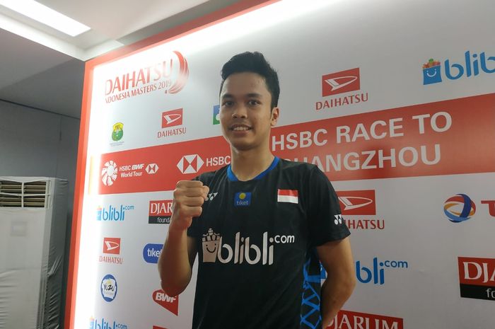 Pebulu tangkis tunggal putra Indonesia, Anthony Sinisuka Ginting, berpose setelah konferensi pers In