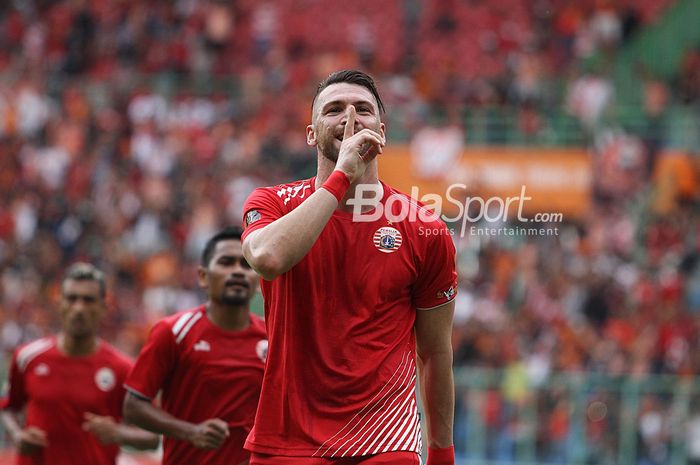 Penyerang Persija Jakarta Marko Simic merayakan golnya ke gawang 757 Kepri Jaya di Stadion Patriot, 