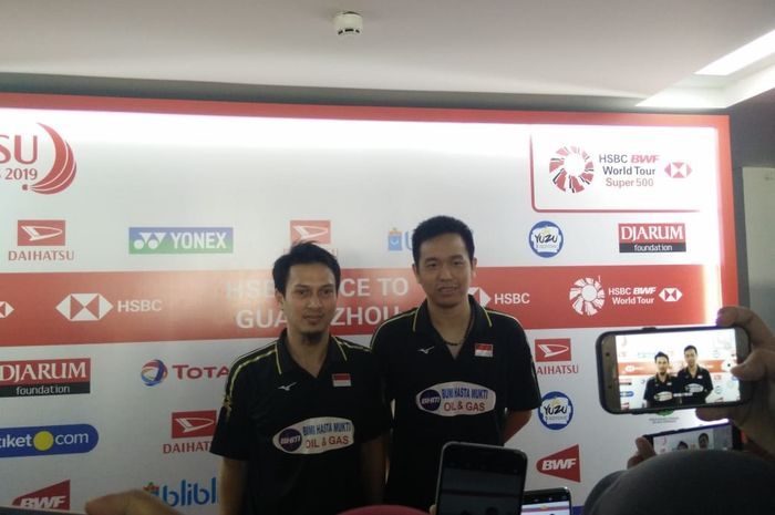 Pasangan ganda putra Indonesia, Mohammad Ahsan/Hendra Setiawan, berpose setelah menjalani konferensi pers pada Indonesia Masters 2019 di Istora Senayan, Jakarta, Rabu (23/1/2019).