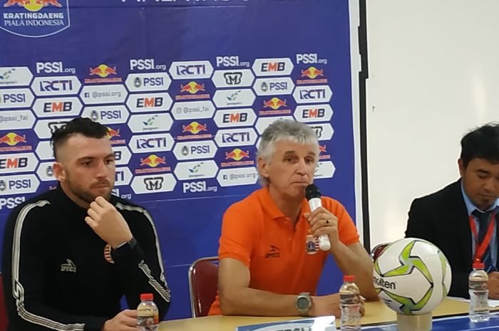 Pemain dan oelatih Persija Jakarta, Marko Simic serta Ivan Kolev dalam jumpa pers seusai laga kontra 757 Kepri Jaya di ruang media Stadion Patriot Chandrabhaga, Bekasi, Rabu (23/1/2019).