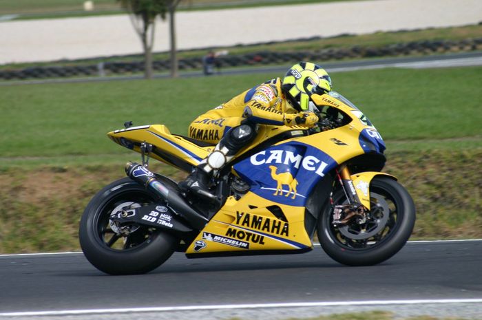 Motor Yamaha M1 pernah menggunakan livery warna kuning pada MotoGP 2006&gt;