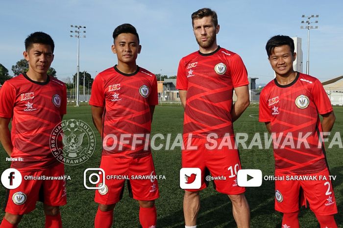 Mantan pemain Persipon Pontianak, Rian Firmansyah (paling kanan), bersama para pemain anyar Sarawak FA dalam sesi latihan.