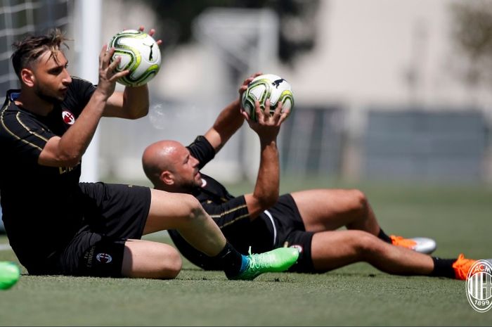 Dua kiper AC Milan, Gianluigi Donnarumma (kiri) dan Pepe Reina (kanan), sedang berlatih.