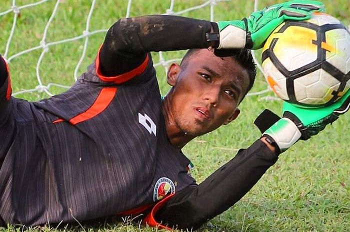 Aksi kiper Teja Paku Alam dalam latihan bersama Semen Padang pada 22 Januari 2019.