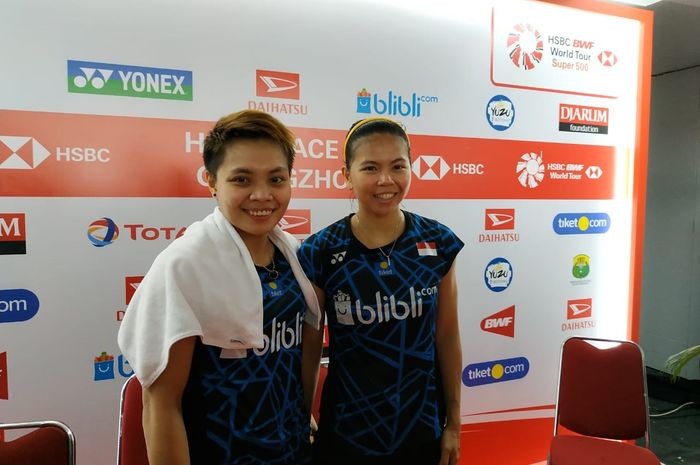 asangan ganda putri Indonesia, Greysia Polii/Apriyani Rahayu, berpose seusai menjalani laga babak pertama Indonesia Masters 2019, di Istora Senayan, Jakarta, Rabu (23/1/2019).