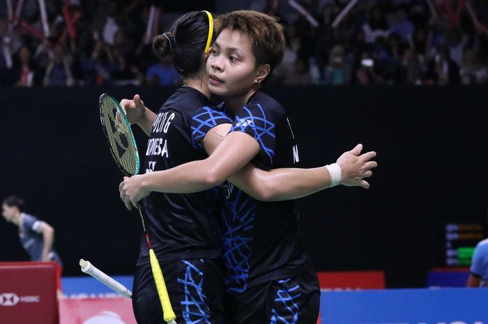 Pasangan ganda putri Indonesia, Greysia Polii/Apriyani Rahayu, melakukan selebrasi seusai memenangi 