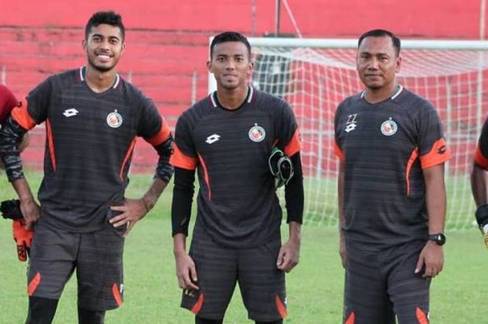 Kiper PSIS, Jandia Eka Putra (kiri) bersama tiga kiper dan pelatih penjaga gawang Semen Padang, 22 Januari 2019.