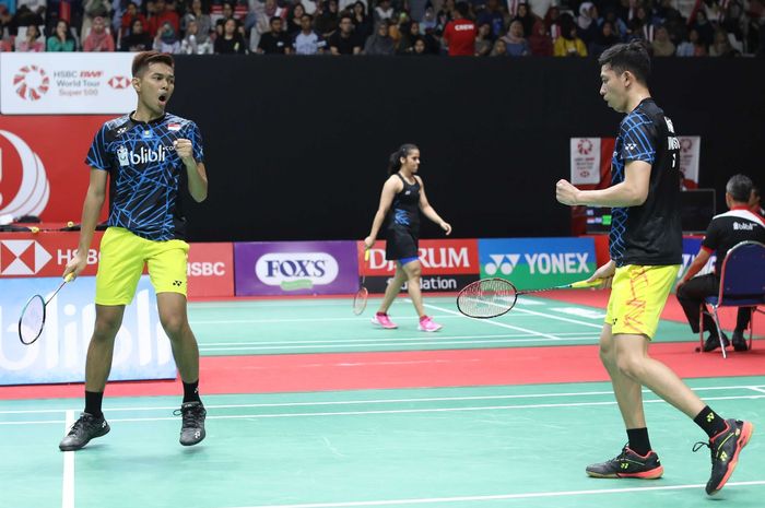 Pasangan ganda putra Indonesia, Fajar Alfian/Muhammad Rian Ardianto, bereaksi setelah memastikan diri ke perempat final Indonesia Masters 2019 di Istora Senayan, Jakarta, Kamis (24/1/2019).