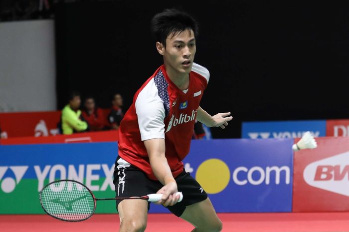 Pebulu tangkis tunggal putra Indonesia, Shesar Hiren Rhustavito, saat menjalani laga melawan Anders Antonsen (Denmark) pada babak kedua Indonesia Masters 2019 di Istora Senayan, Jakarta, Kamis (24/1/2019).