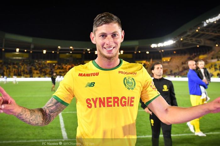 Striker asal Argentina, Emiliano Sala, berpose di depan kamera usai melakoni laga terkahir bersama N