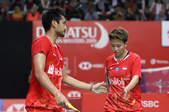 Pasangan ganda campuran Indonesia, Tontowi Ahmad/Liliyana Natsir, melakukan tos pada babak pertama I