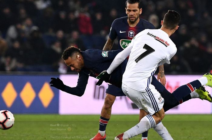 Striker Paris Saint-Germain, Neymar, terjatuh menghindari hadangan pemain Strasbourg, Moataz Zemzemi di laga Piala Prancis pada Kamis (24/1/2019) di Stadion Parc de Princes.