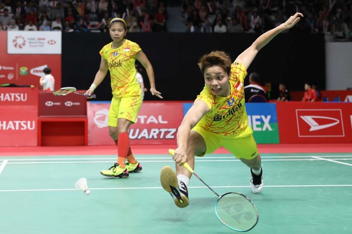 Pasangan ganda putri Indonesia, Greysia Polii/Apriyani Rahayu, mengembalikan kok ke arah Hsu Ya Ching/Hu Ling Fang (Taiwan) pada babak kedua Indonesia Masters 2019 di Istora Senayan, Jakarta, Kamis (24/1/2019).