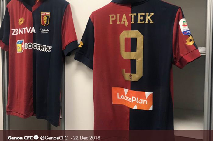 Krzysztof Piatek mengenakan nomor punggung 9 saat berseragam Genoa.