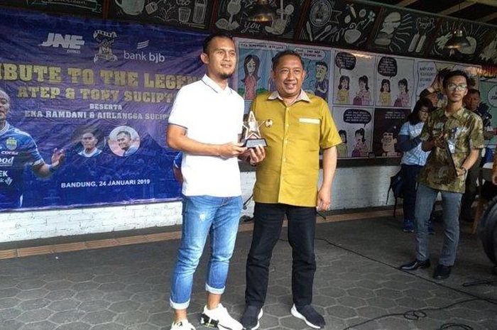 Eks pemain Persib Bandung, Airlangga Sutjipto dan wakil walikota Bandung, Yaya Mulyana