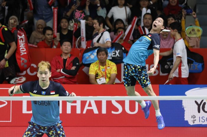 Pasangan ganda putra Indonesia, Marcus Fernaldi Gideon/Kevin Sanjaya Sukamuljo, mengembalikan kok ke